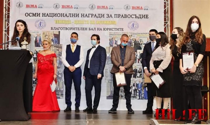 Конституционният съдия проф. Семов дари Теодор Чипев с Гран При за право