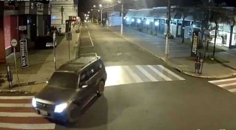 Въоръжени обраха банка! Взеха заложници, стреляха по полицаите и избягаха ВИДЕО