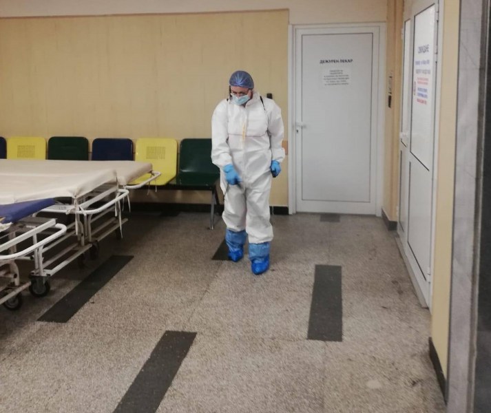 Из работния делник на санитар Нинова: Мия, нося храна, обличам пациенти...