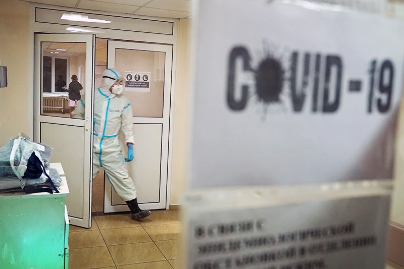 Мъртвите лежат до живите! Роднини на пациенти с COVID-19 щурмуваха болница СНИМКИ