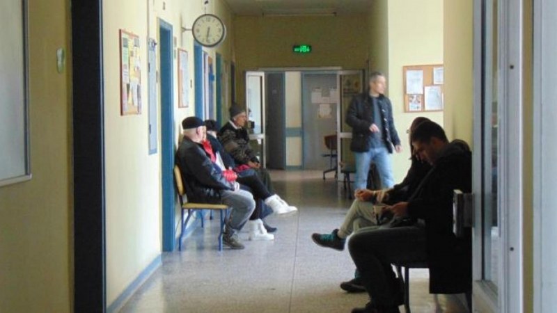 Пернишка пандемия: Заразени инвалиди – на опашка в ледена болница
