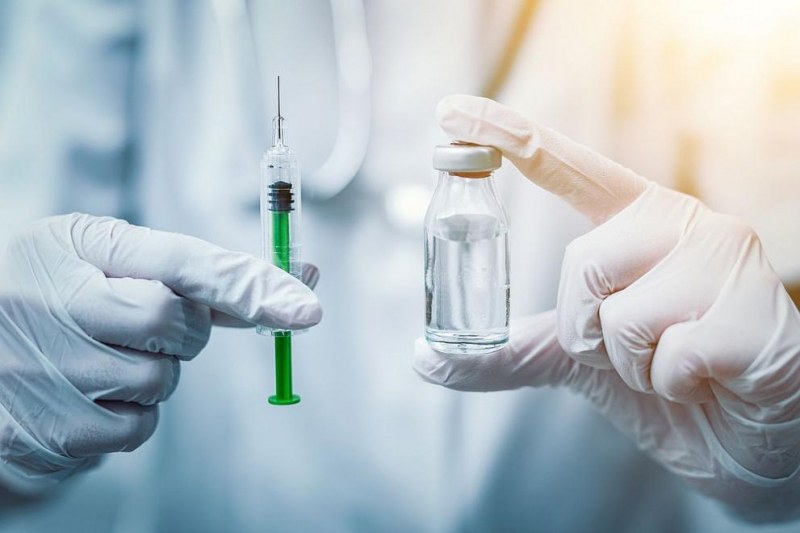 Ваксината Pfizer безплатна у нас, но излезе на черно за $1300!