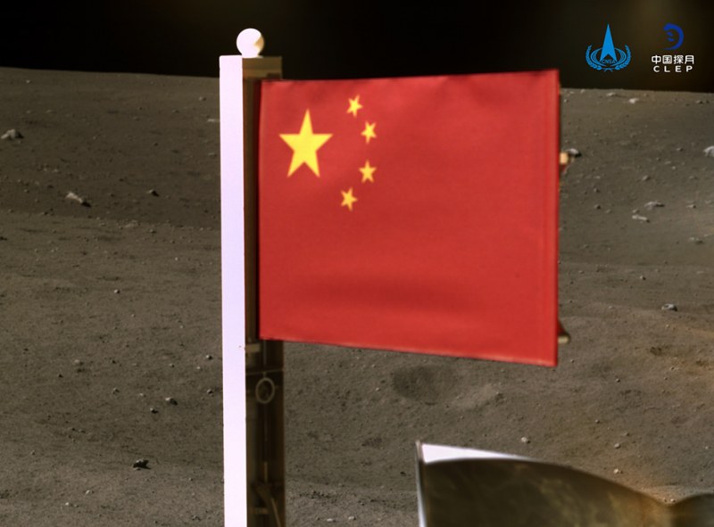 Китай заби флага си на Луната