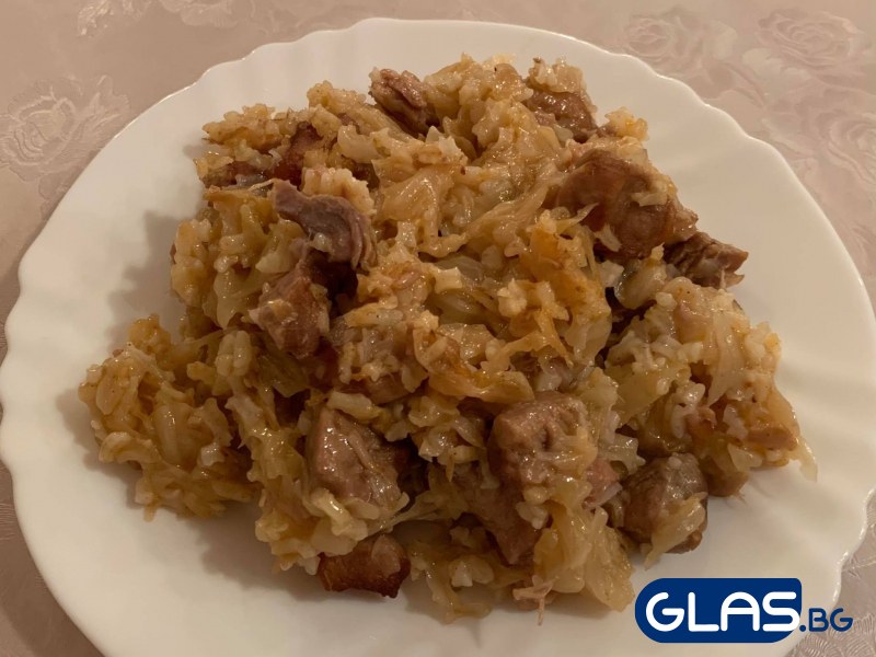 Рецепта за кисело зеле с месо и ориз на фурна