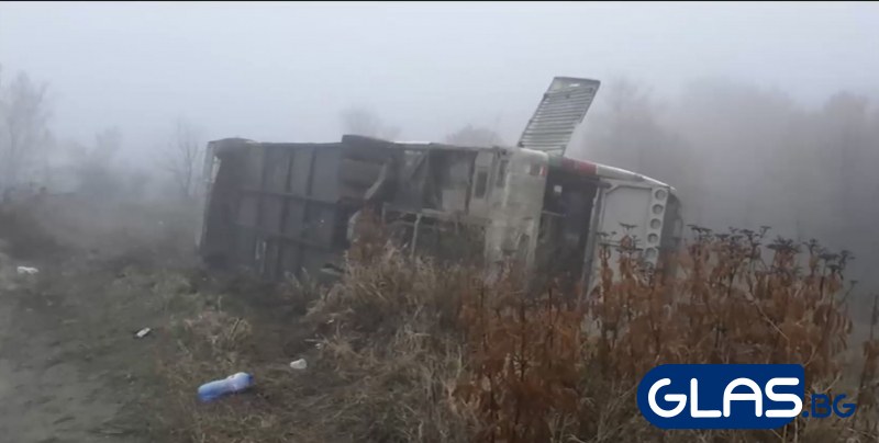 ИЗВЪНРЕДНО: Автобус с 12 души се обърна в Пазарджишко