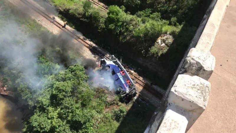 Кошмарна катастрофа – автобус падна от мост, най-малко 17 са загинали