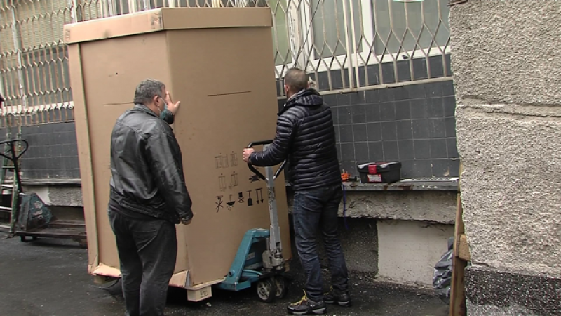 Обърнат наопаки! Така пренасят скъп фризер за Covid ваксини в Бургас ВИДЕО