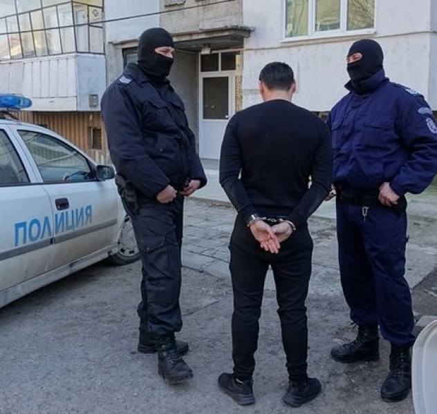 Задържаха четирима младежи часове след като обраха семейство