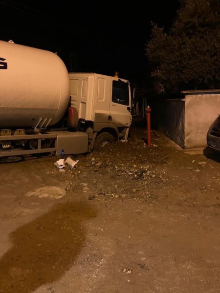 Камион затъна в кална улица в Асеновград СНИМКИ