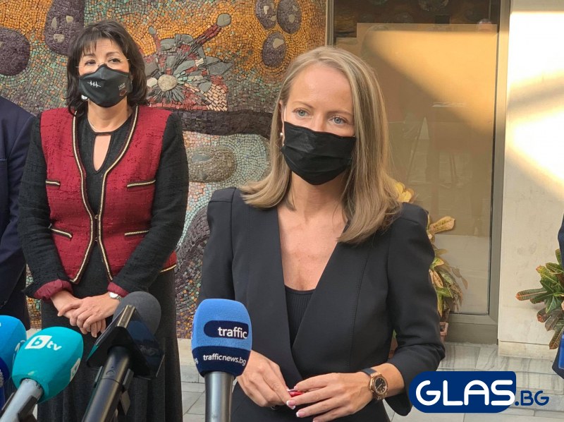 Каназирева отива в карловската болница, дарява защитни екипи за ковид отделението