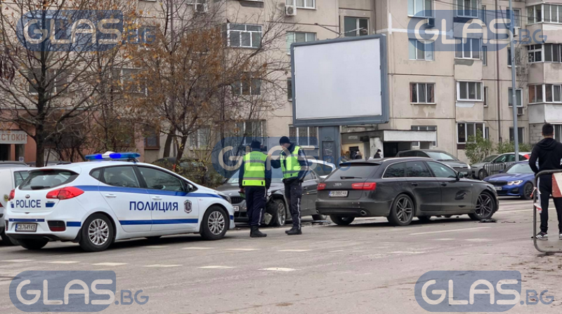 Тежък сблъсък в Пловдив, линейки са на мястото СНИМКИ