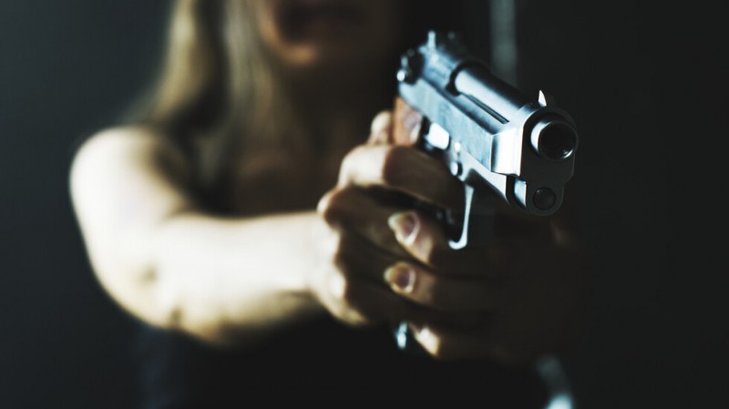 Безскрупулно: Жена насочи пистолет срещу касиерка в магазин