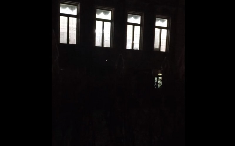 Ромският локдаун в Перник – кръшни кючеци в Културен дом!?
