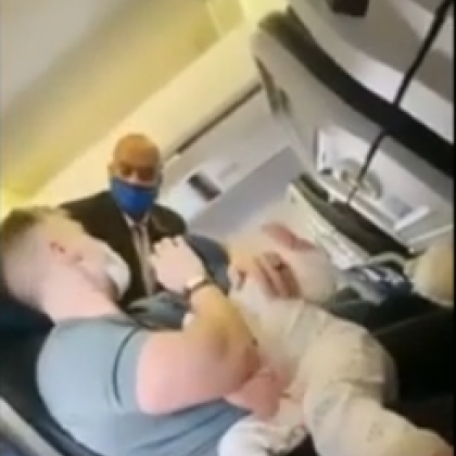 Свалиха от самолет 2-годишно дете, не искало да сложи маска ВИДЕО