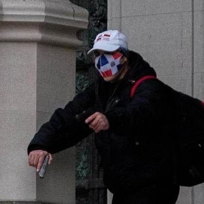 Убийте ме, крещи въоръжен и стрелящ по хора пред храм. Убиха го!