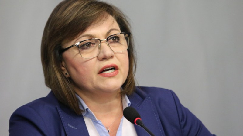 Обраха Корнелия Нинова, чака на опашка за нови документи  СНИМКА