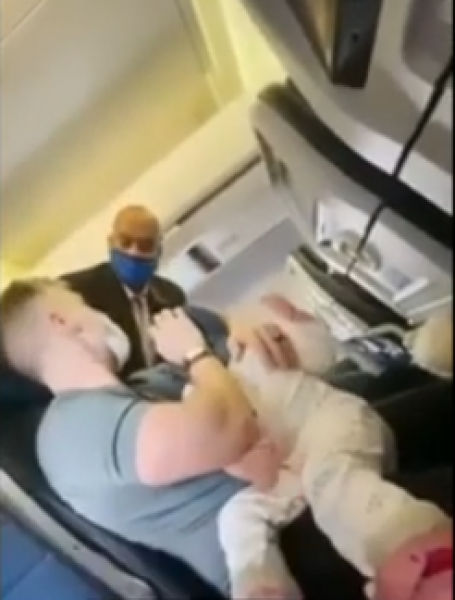 Свалиха от самолет 2-годишно дете, не искало да сложи маска ВИДЕО