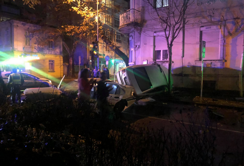 Трима ранени след зрелищна катастрофа в Бургас  СНИМКИ