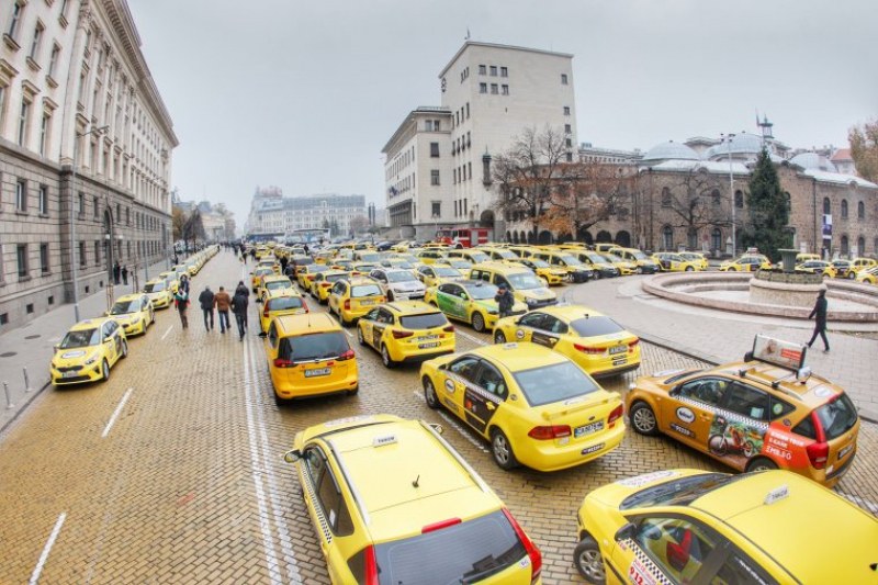 Таксиджии умора нямат, излизат на автопротести