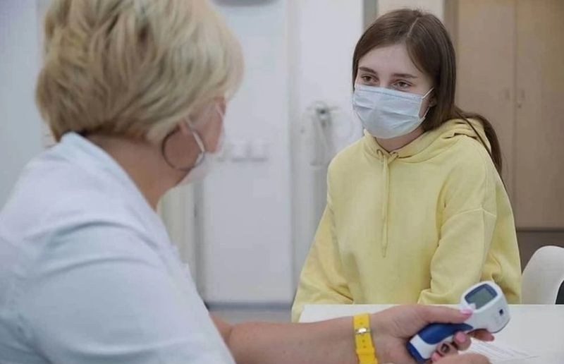 Лекар обясни защо човек се заразява с коронавирус, но семейството му - не