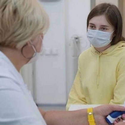 Лекар обясни защо човек се заразява с коронавирус, но семейството му - не