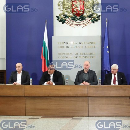 Щабът и четирима министри дават брифинг за COVID мерките у нас