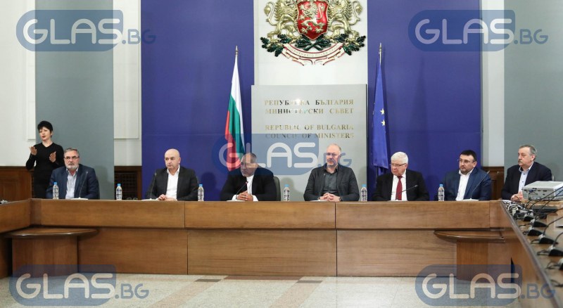 Щабът и четирима министри дават брифинг за COVID мерките у нас