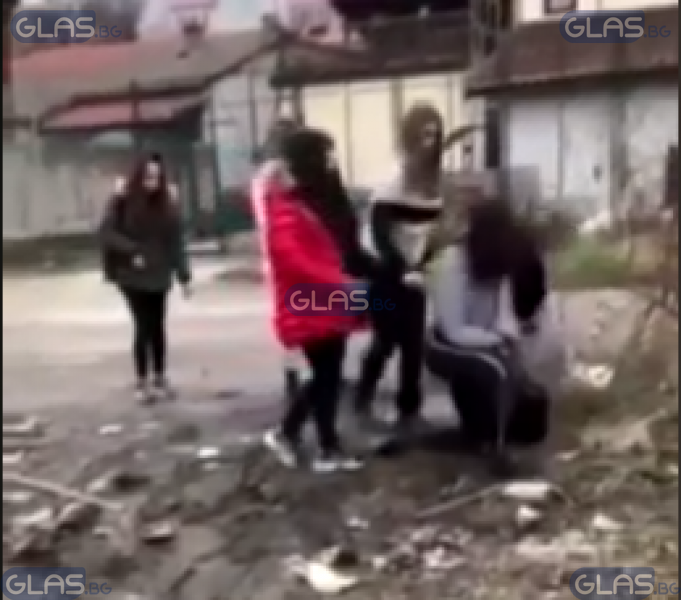 Ученички пребиха 13-годишна в Пловдив, навряха лицето й в калта СНИМКИ