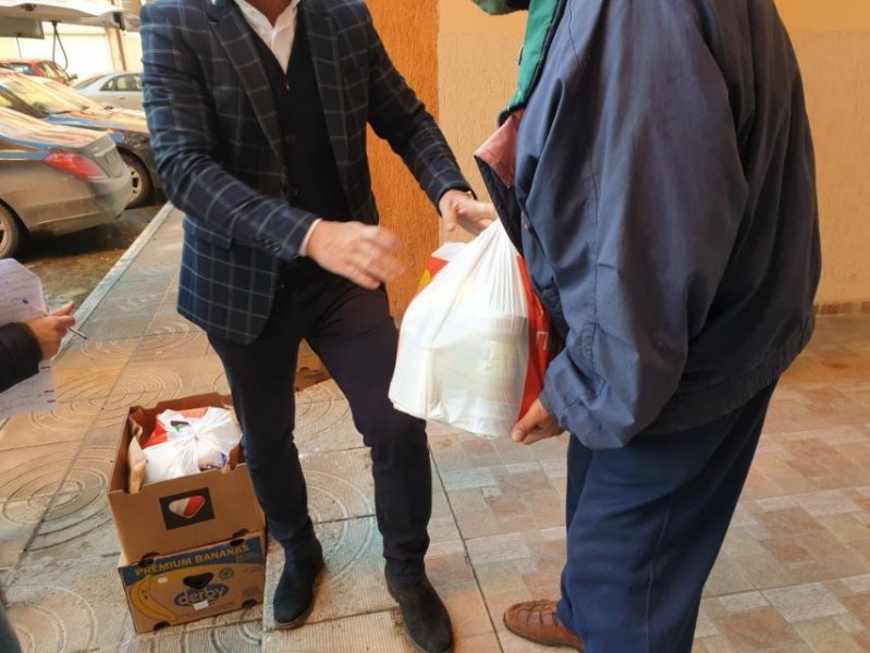 T MARKET дари пакети с храна на хора в нужда СНИМКИ