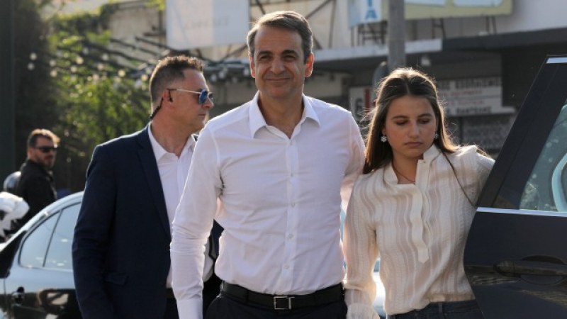 Гръцкият премиер се ваксинира по телевизията до дни