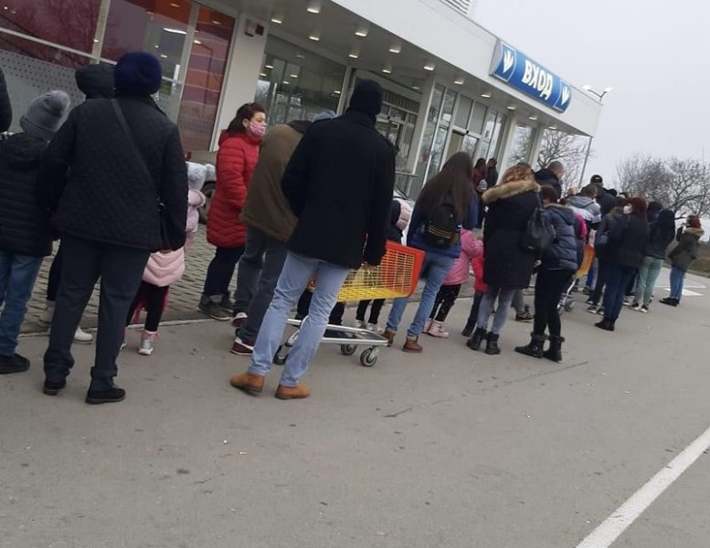 Навалица и опашки в Пловдив, сервитьори и бармани готвят първи протест! СНИМКИ