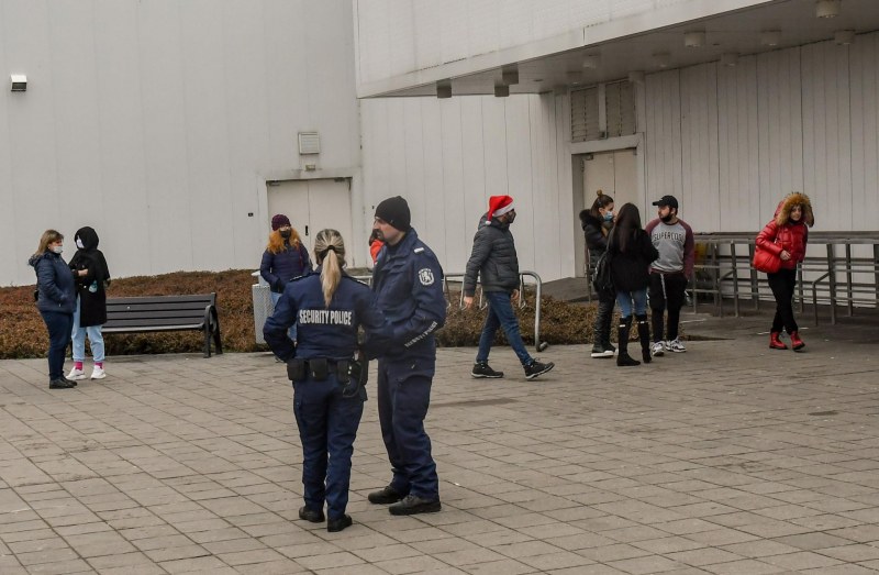 Пловдив, София… Полиция зорко варди магазините за тълпи СНИМКИ