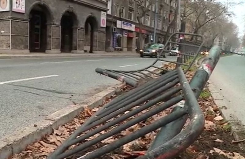 Шофьор помете куп мантинели в Пловдив, заби се в кооперация – загина!