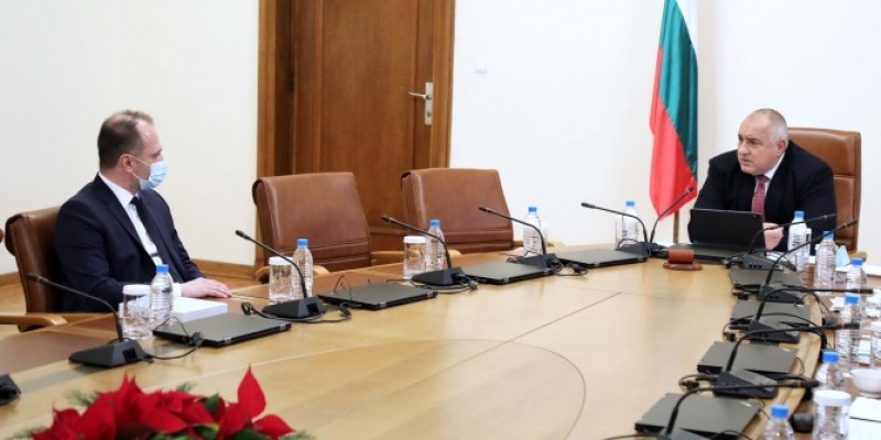 Помагаме с ваксини на Северна Македония