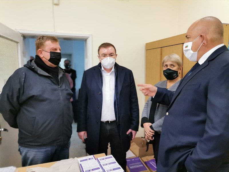 Борисов и здравният министър пристигнаха в РЗИ Пловдив ВИДЕО
