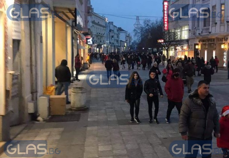 Главната в Пловдив - съботна! Пръска се по шевовете, опашка пред пързалката   СНИМКИ