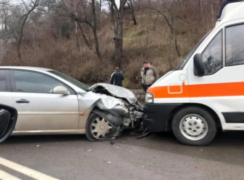 Линейка и кола се блъснаха челно СНИМКА