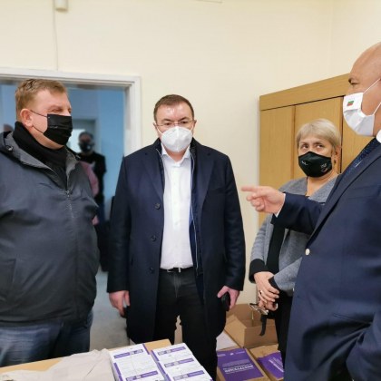 Борисов и здравният министър пристигнаха в РЗИ Пловдив ВИДЕО
