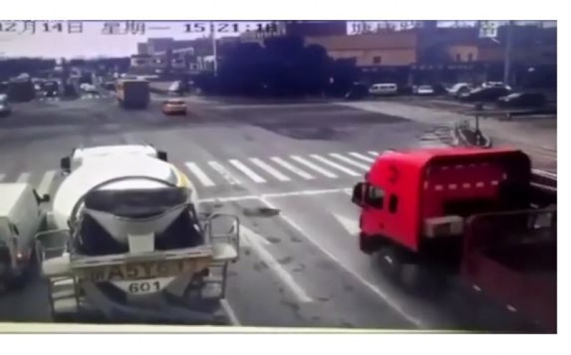 Стоманен лист отсече кабината на камион! ВИДЕО