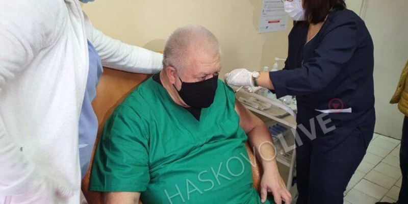 Д-р Еленски, който загуби брат си, е първият ваксиниран в Хасковско
