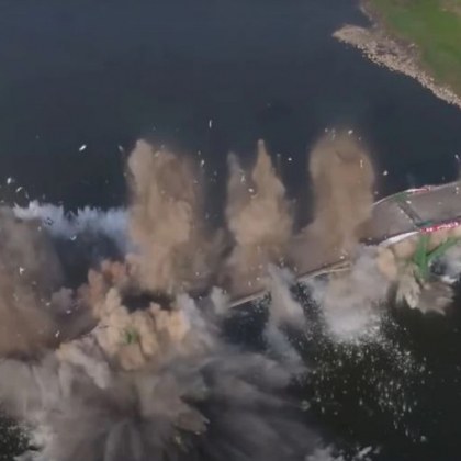 Зрелищна експлозия! Разрушиха мост в Китай за секунди ВИДЕО