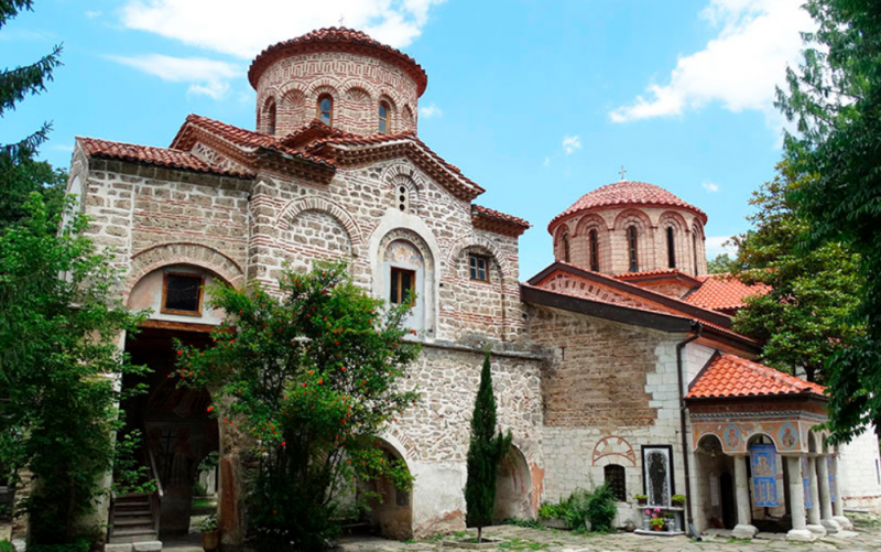 Спасяват стенописите в зимната черква в Бачково, 9 века история!