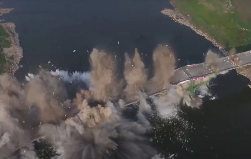 Зрелищна експлозия! Разрушиха мост в Китай за секунди ВИДЕО