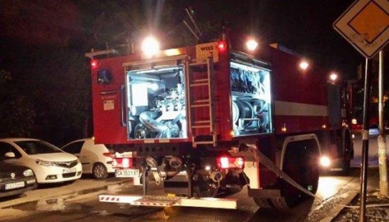 Пожар избухна в двуетажна къща, две жени са с изгаряния