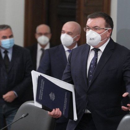 Втората партида COVID ваксини пристига на Летище София