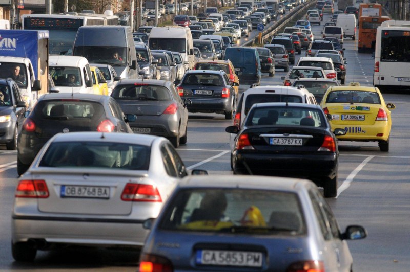 София – задръстена! Милион регистрирани коли пъплят и паркират