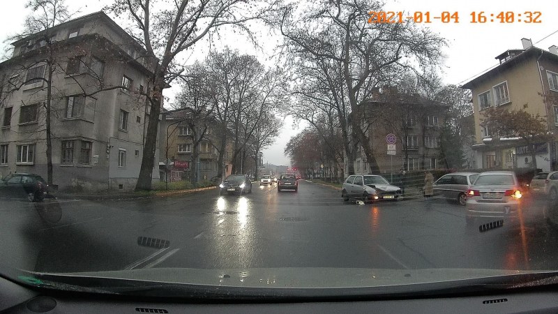 Автомобил е с разбита предница след катастрофа на булевард в Пловдив