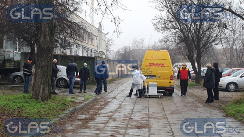 С полицейски ескорт и без кренвирш гаф пристигнаха ваксините в Пловдив СНИМКИ
