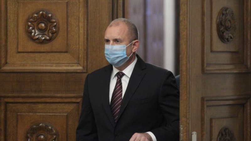 Президентът Радев привиква медици и ги пита за вота: Март ли да е?