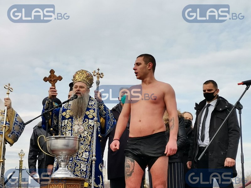 Младо момче хвана богоявленския кръст в Пловдив СНИМКИ